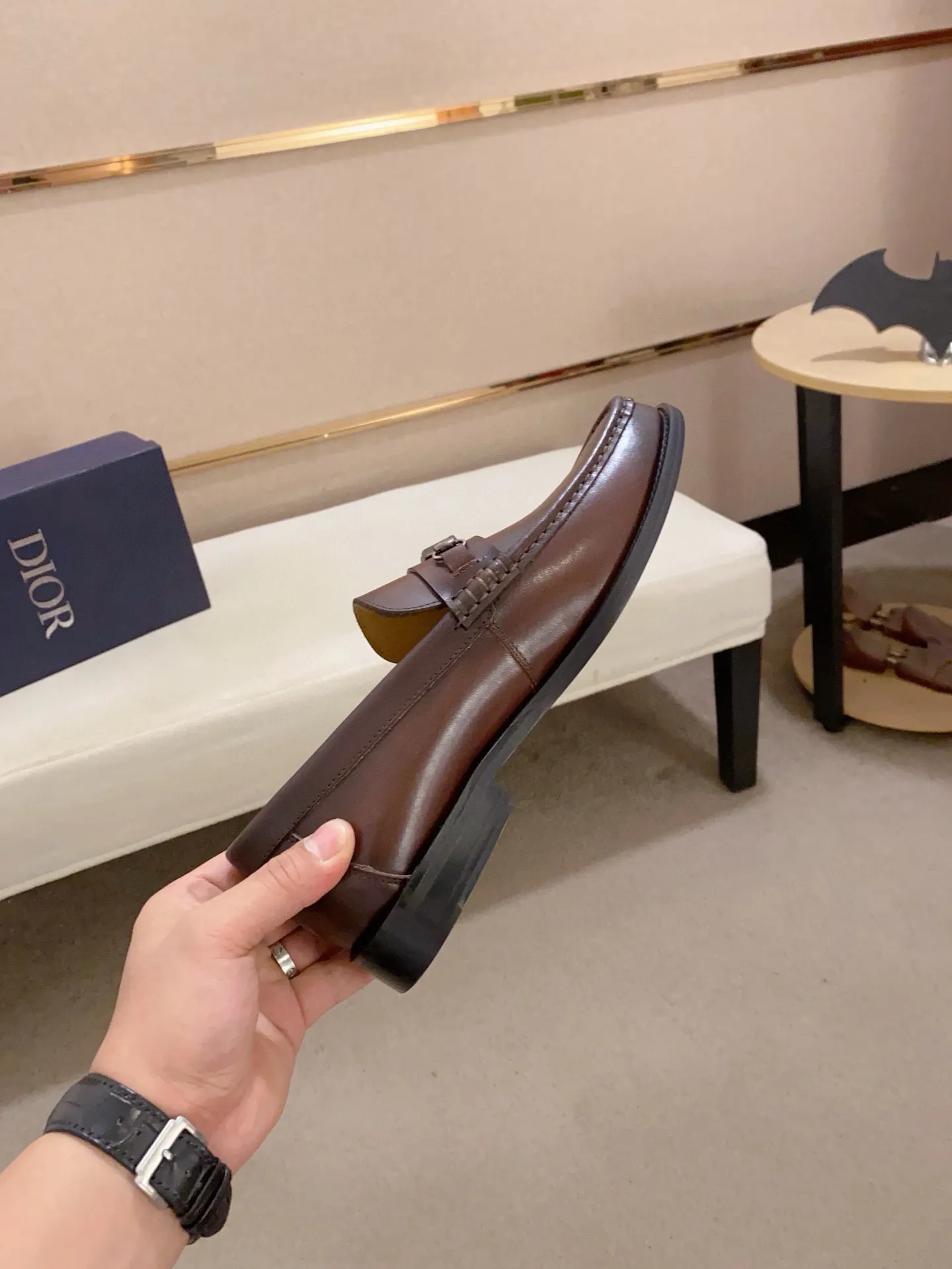 Factory price: 270 men's shoes 💰 High-end version of Dior Dior's new series. Famous actors and Internet celebrities wear super popular designs. They are designed with the sculptures of French artist Niki de Saint Phalle as rings. Material: Imported original material ➕Painted cowhide Foot pads: cowhide Outsole: Rubber outsole Men's shoe size: 38~44 Can be customized to size 45